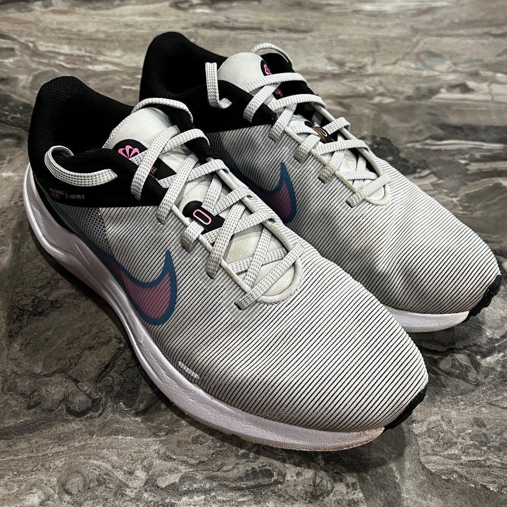 NIKE sneakers women’s size 9.5 Gray shoes